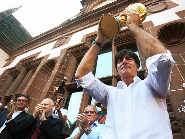 Jogi Lw mit dem WM-Pokal.  | Foto: dpa