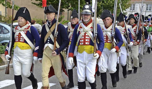 In historischen Uniformen marschierten...nehmer der Parade durch Neuf-Brisach.   | Foto: hans-jochen Voigt