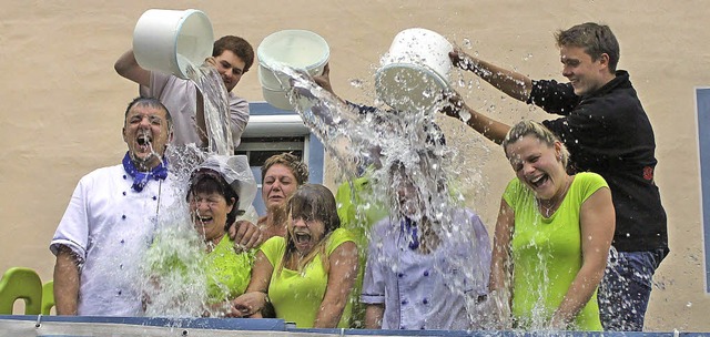 Ice Bucket Challenge auch im Gasthaus Engel in Grafenhausen   | Foto: Privat