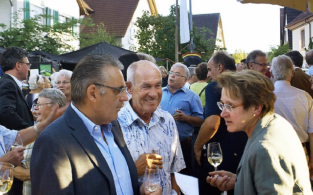 Plaudern und die Tiengener Weine  geni...uf dem Wein- und Dorffest in Tiengen.   | Foto: PR