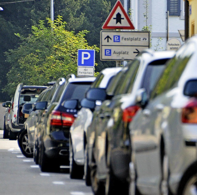 Whrend die  Parkpltze entlang der Sc...t fast immer beparkt sind <ppp></ppp>   | Foto: Martin Herceg