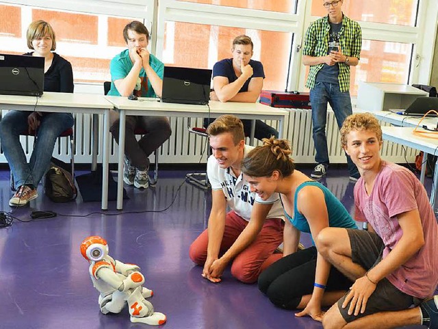 Wie programmiert man einen Roboter? Sc...ummer University konnten das erleben.   | Foto: Matthias Maier