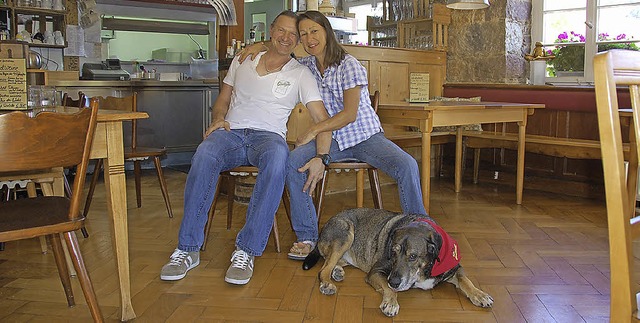 Haben   ihr eigenes   gastronomisches ...cht: Susanne und Raimund Vogt mit Sam   | Foto: Herbert Frey