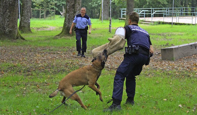 Der Freund und Helfer der Polizei: So ...ahmen des Ferienprogramms vorgefhrt.   | Foto: Monika Weber