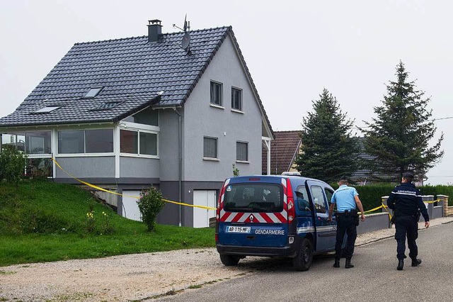In diesem Einfamilienhaus in Moernach ...einen kleinen Bruder lebensgefhrlich.  | Foto: AFP