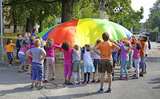 Die Kinder haben den Schwung raus, der... darf nur nicht auf den Boden fallen.   | Foto: Sonja Mller