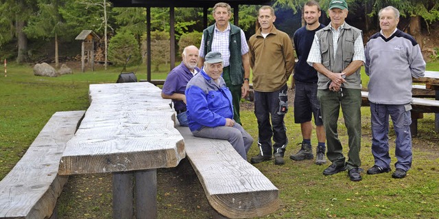 Die Mnner vom Stammtisch Unterlenzkir...dris, Kurt Strnad bei der Einweihung.   | Foto: Liane Schilling