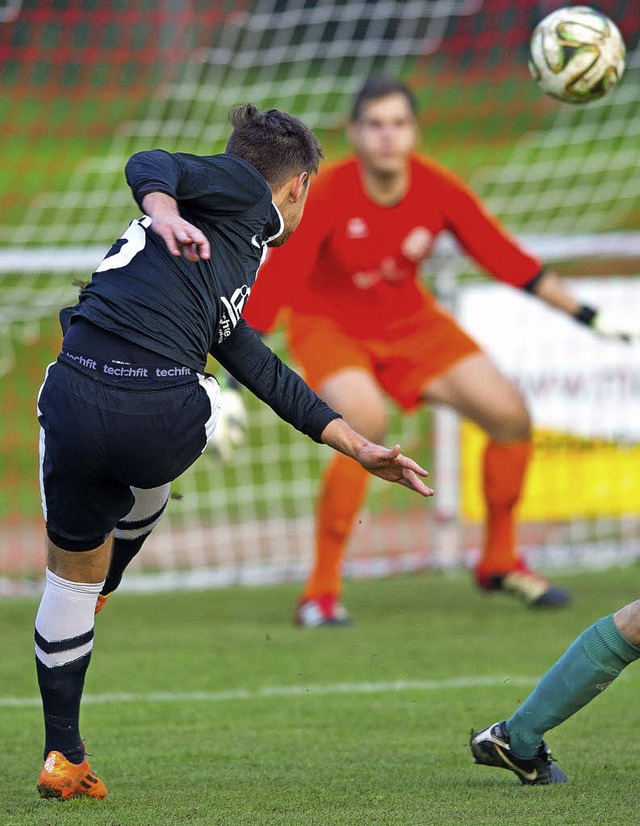 Der Bonndorfer Dominik Kohler zieht ab...enden Spiel gegen  FV Donaueschingen.   | Foto: Scheu