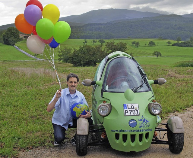 Zu seiner dritten Spenden- und Erlebni... seinem Elektroauto &#8222;Sam&#8220;.  | Foto: Jutta Schtz