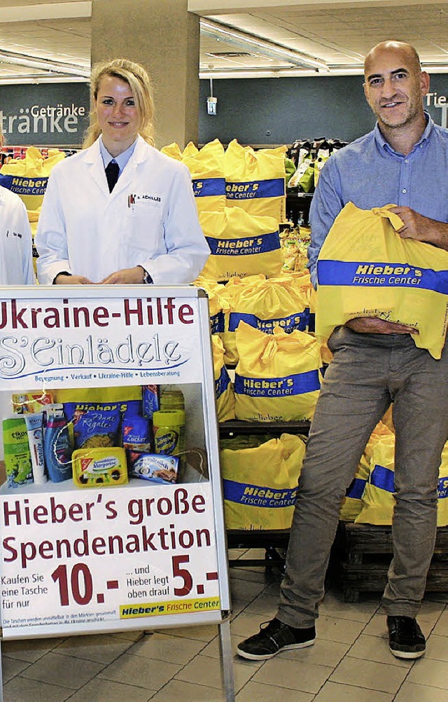 Dieter Hieber mit einem der Spendenbeutel   | Foto: Reinhard Cremer