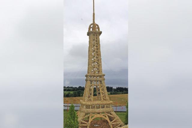 Ein Eiffelturm aus Stroh