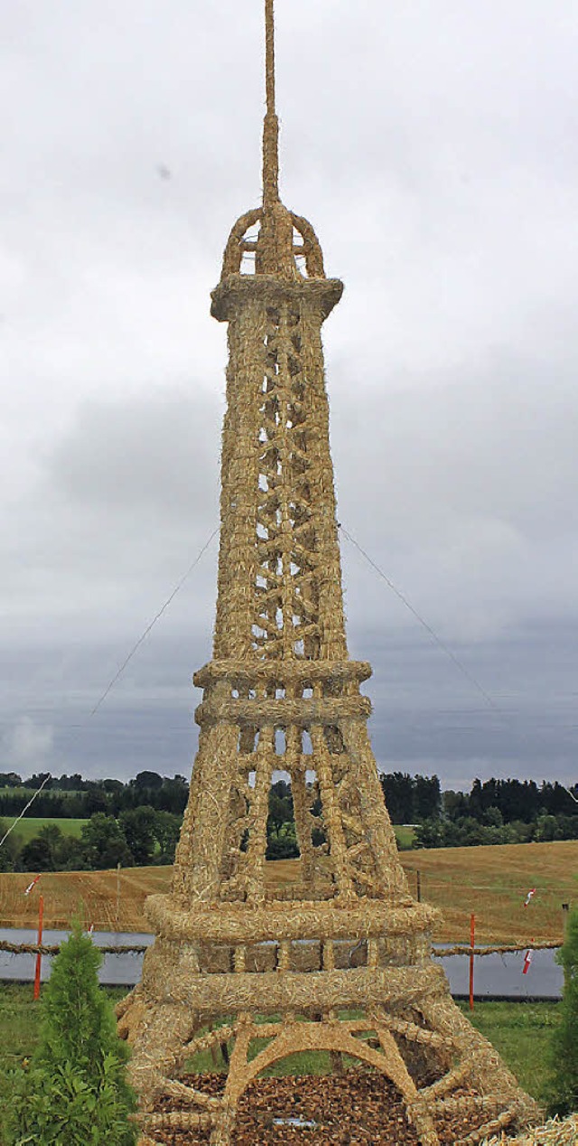 Der Partnerschaftsverein Arradon aus H...and fertigte den Eiffelturm aus Stroh.  | Foto: Liebwein