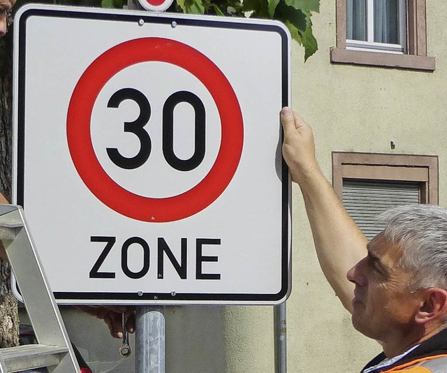 In der Platzierung von 30er Schildern ...hr in der Ortsdurchfahrt einzudmmen.   | Foto: Roland Gutjahr