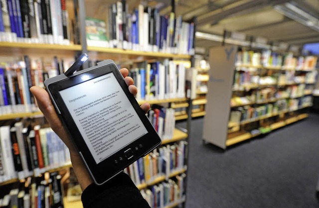 Bibliotheken beklagen Hrden bei der E-Book-Ausleihe  | Foto: Axel Heimken (dpa)
