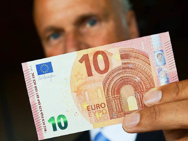 Lackbeschichtet und ziemlich  flschungssicher : der neue Zehn-Euro-Schein  | Foto: DPA