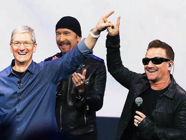 Marketingcoup geglckt: Apple-Chef Tim...The Edge und Snger Bono (von links).   | Foto: AFP