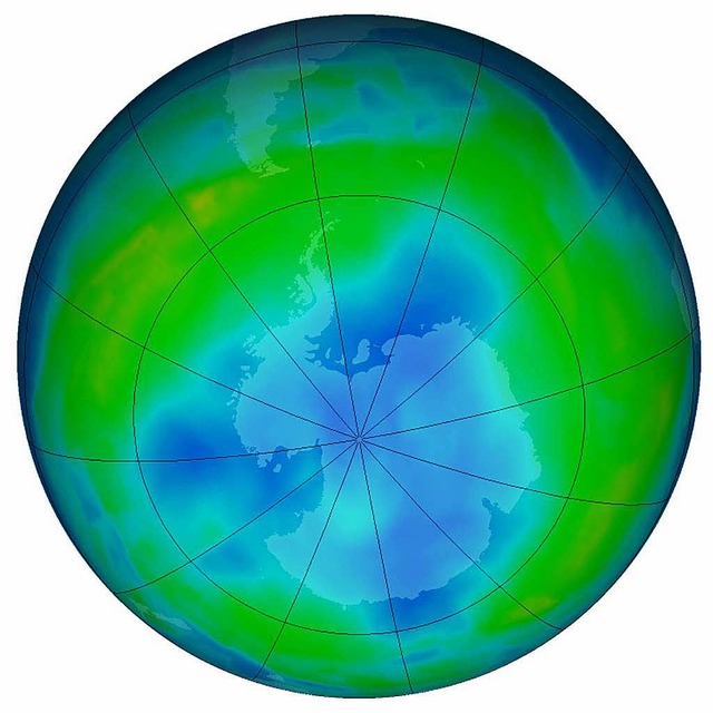 2013: Weltkugel deutlich positiver als... und grnen  weisen auf mehr Ozon hin.  | Foto: NASA