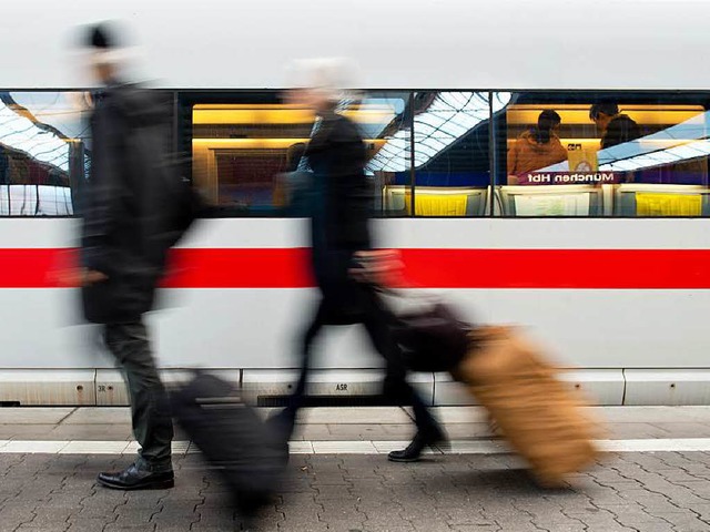 Bahnreisende brauchen Geduld &#8211; h...ndern wegen einer beschdigten Brcke.  | Foto: dpa