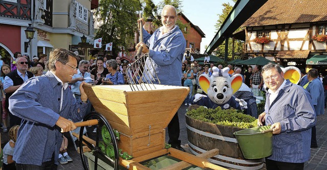 Die drei Brgermeister Bruno Metz, Ern...r selbst Hand angelegt an der Trotte.   | Foto: Sandra Decoux-Kone