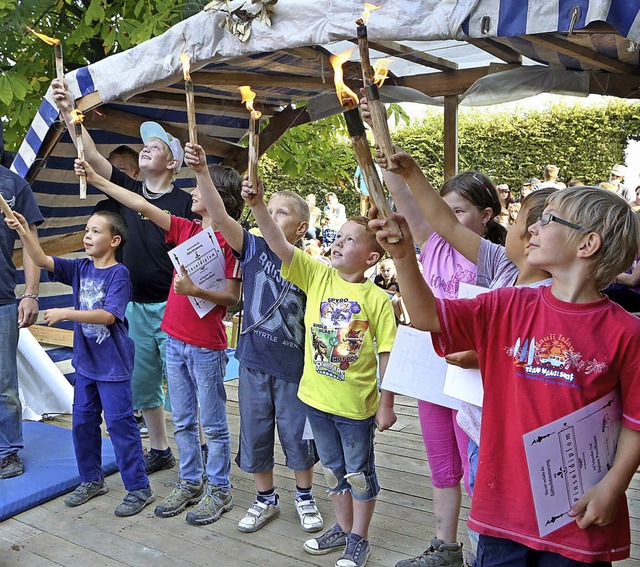 Brennende Pinsel zur Feier des Diploms: Die Kinder haben drei Pinsel gebastelt.   | Foto: Breithaupt