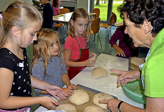 Die Landfrauen erklrten den Kindern, wie man Brot backt.   | Foto: Jacqueline Berl