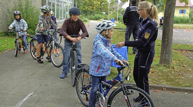 Nur wer einen Helm trgt, darf den Sicherheitsparcours der Polizei absolvieren.   | Foto: Pia Grttinger