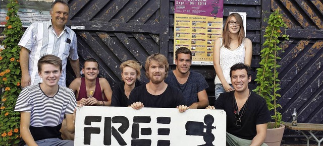 MdL Josha Frey (links hinten) beim Free-Cinema-Team   | Foto: zvg