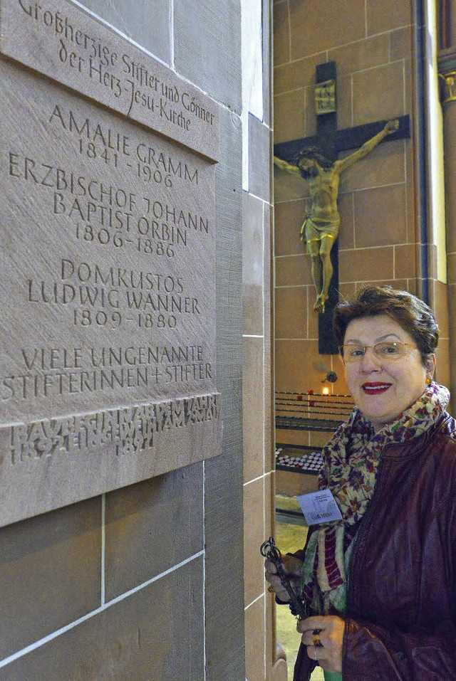 Erinnerung in Stein: Gerti Mller setzte sich fr die Tafel in der Kirche ein.   | Foto: Michael Bamberger