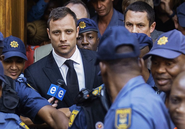 Oscar Pistorius verlsst nach dem Urte...itet von Polizisten den Gerichtssaal.   | Foto: AFP