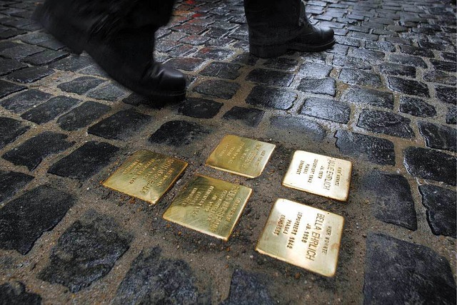 Sollen in Breisach Stolpersteine verle...it in der Stadt kontrovers diskutiert.  | Foto: dpa