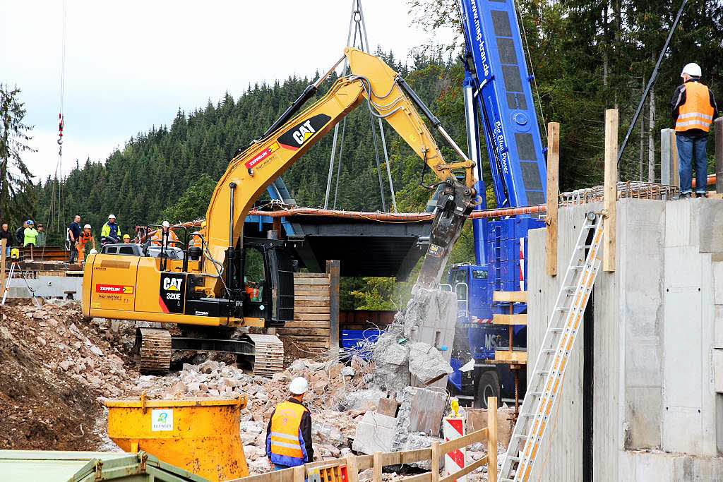 Die Brcke schwebt ihrem Einsatzort engegen. Noch muss alte Bausubstanz entfernt werden.