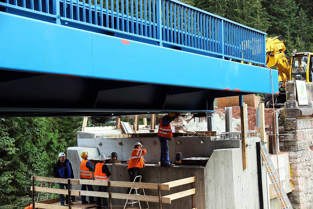 Die Brcke wird eingesetzt.