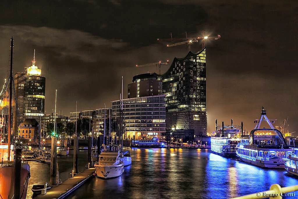 Fahrt durch den Hamburger Hafen mit Blick auf die Elbphilharmonie