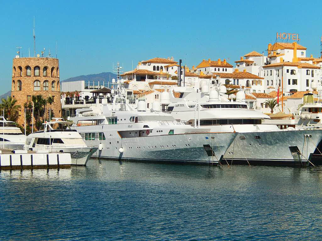 Luxusjachten im Hafen von Puerto de Bans in Andalusien