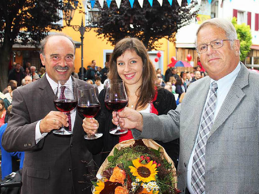 Das Dorf- und Weinfest in Btzingen vereinigte wieder ein lustiges Vlkchen aus der ganzen Region. Kstlicher Wein, gute Unterhaltung und eine vorzgliche Festkche lieen keine Wnsche offen.