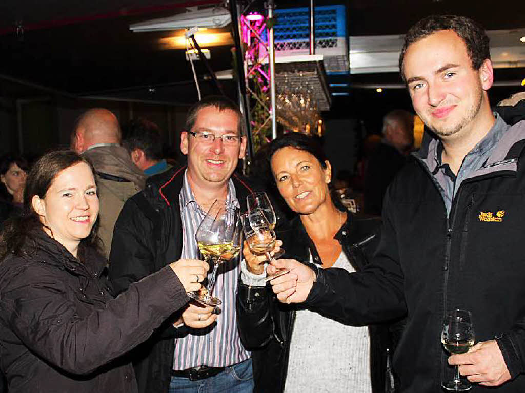 Das Dorf- und Weinfest in Btzingen vereinigte wieder ein lustiges Vlkchen aus der ganzen Region. Kstlicher Wein, gute Unterhaltung und eine vorzgliche Festkche lieen keine Wnsche offen.