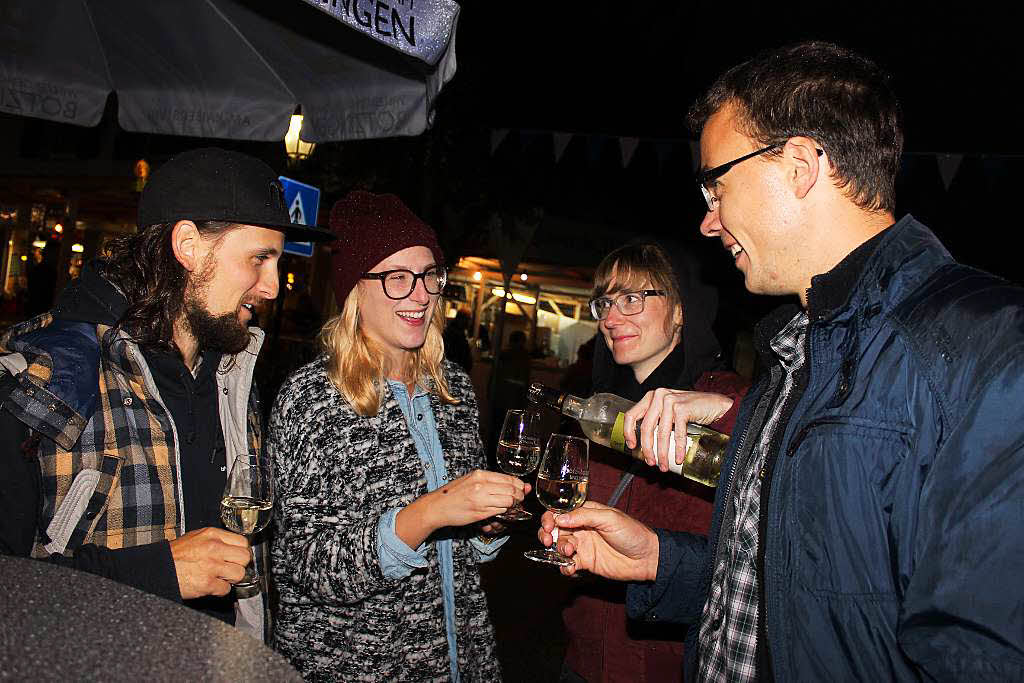 Das Dorf- und Weinfest in Btzingen vereinigte wieder ein lustiges Vlkchen aus der ganzen Region. Kstlicher Wein, gute Unterhaltung und eine vorzgliche Festkche lieen keine Wnsche offen.