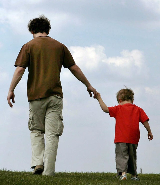 Vater und Sohn sollen gemeinsam Zeit verbringen knnen.   | Foto: dpa