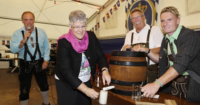 Ulrike Schmidt schenkt das erste Bier aus.   | Foto: sandra decoux-kone