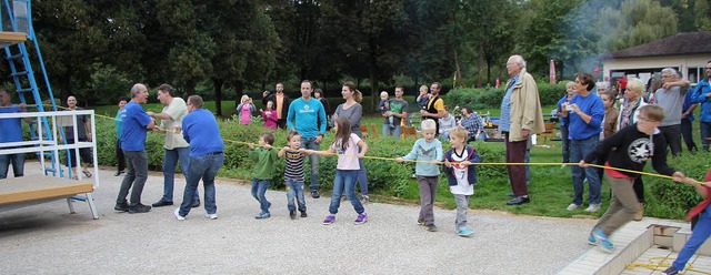 Ziehen, ziehen, ziehen: Mitglieder der...l fr Saisonende und Sanierungsstart.   | Foto: Fotos: Sigmund