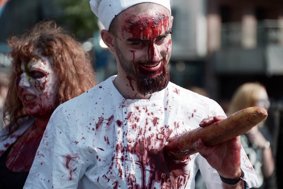 Unschwer zu erkennen: Ein französischer Zombie. Ihm ragt ein Baguette aus der Brust. (Foto: AFP) Unschwer zu erkennen: Ein französischer Zombie. Ihm ragt ein Baguette aus der Brust. (Foto: AFP)