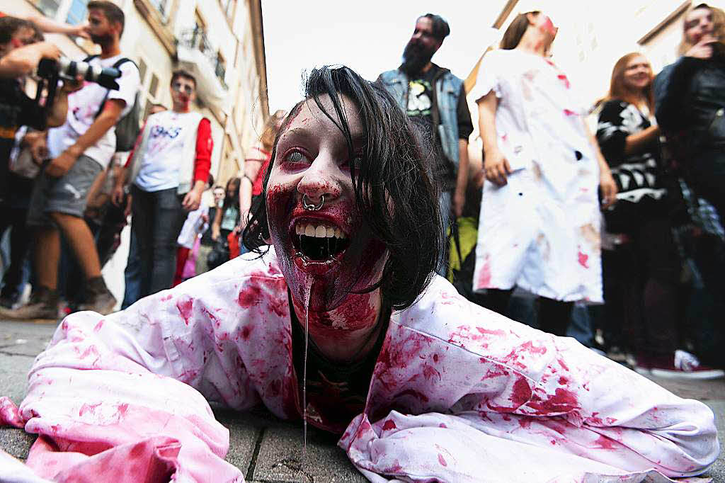 Zombies wanken durch Straburg. Die Verkleidungen sind meist recht plastisch.