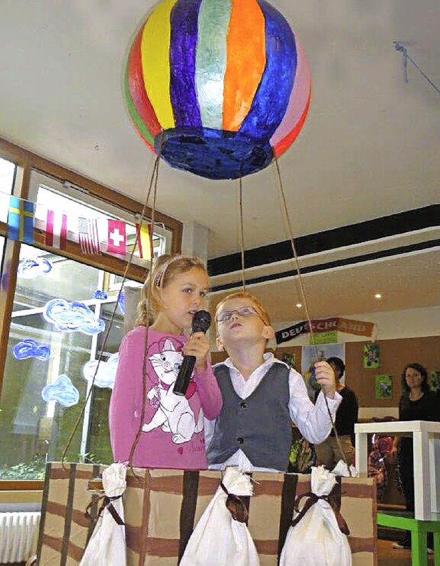 Mit dem Heiluftballon entfhrten die ...nkinder die Besucher in fremde Lnder.  | Foto: ZVG