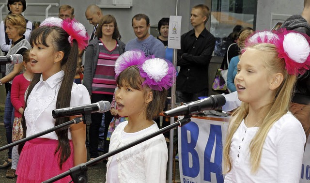 Kinder  des Vereins Raduga singen beim...r- und Wohngebietsfest am Kanadaring.   | Foto: Heidi Fssel