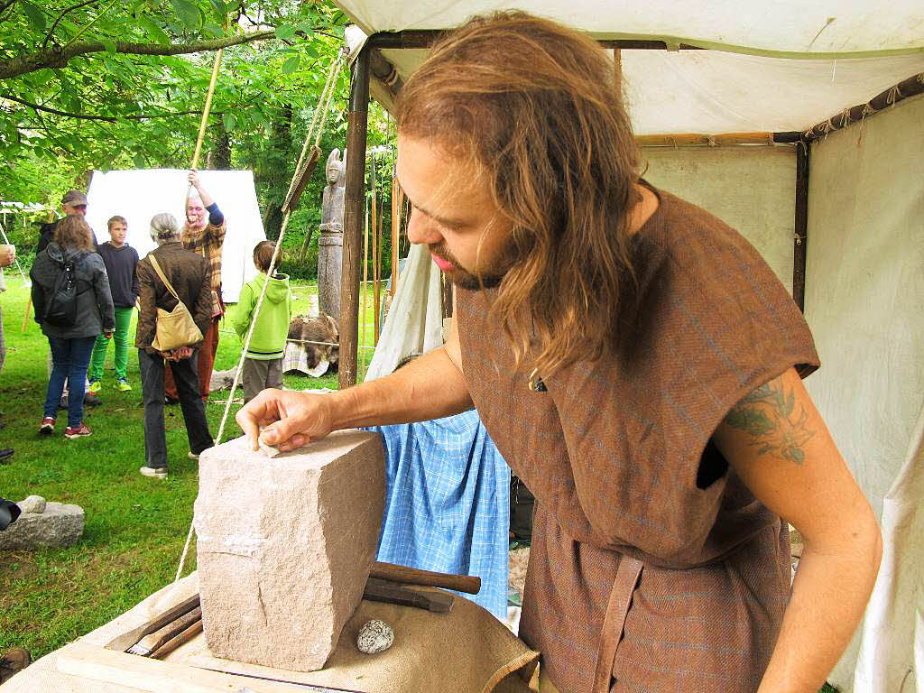 Steinbearbeitung bei den Kelten zeigte Steinmetz Christopher Eger.