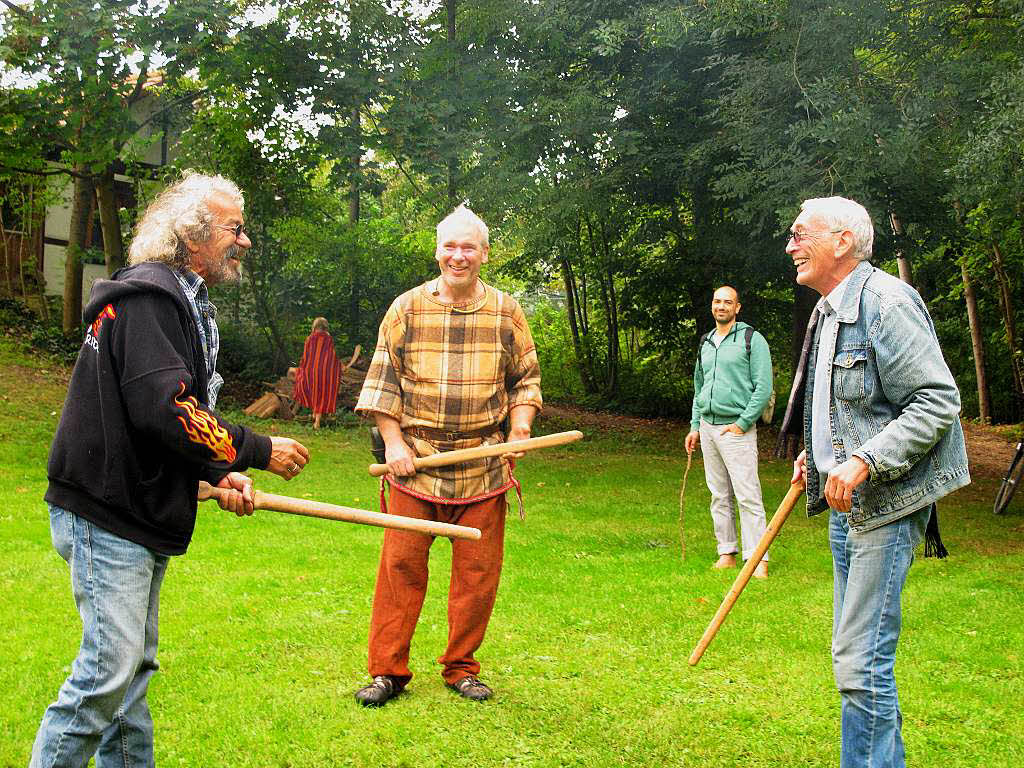 Spa beim Schwertkampf: Joe Krebs (rechts) trainiert mit einem Bekannten und dem Kelten Russell (Mitte).