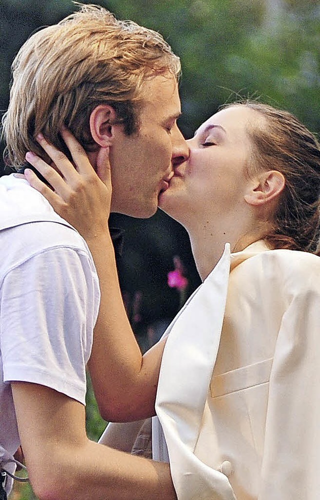 Ganz groe Gefhle: Romeo (Raphael Cis...lia (Kristina Fehse) im Kuss vereint.   | Foto: Axel Fleig