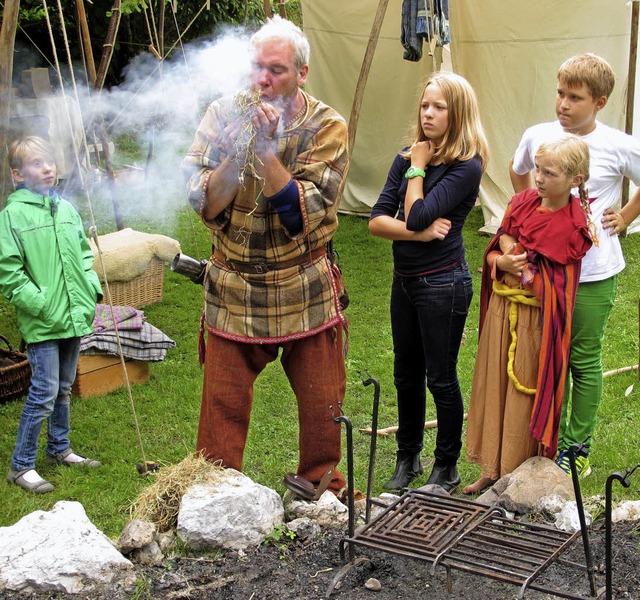 Feuer anznden: Russell zeigt, wie die Kelten dies bewerkstelligten.  | Foto: Jutta Schtz