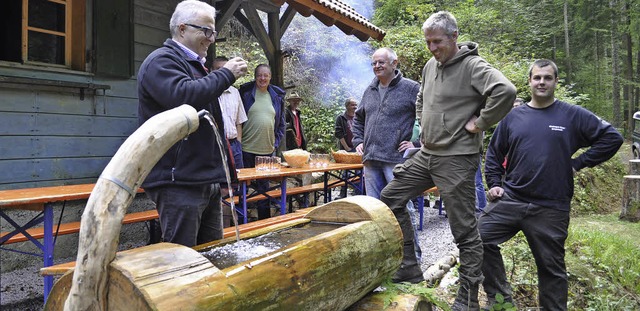 Brgermeister Berger kostet im Beisein...nen im   Schluchtensteig (von links).   | Foto: Hasswani