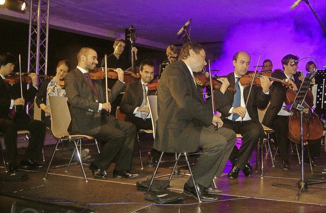 Das Orchester Linie 38 spielte  auf dem Roche-Campus in Grenzach-Wyhlen   | Foto: Roswitha Frey